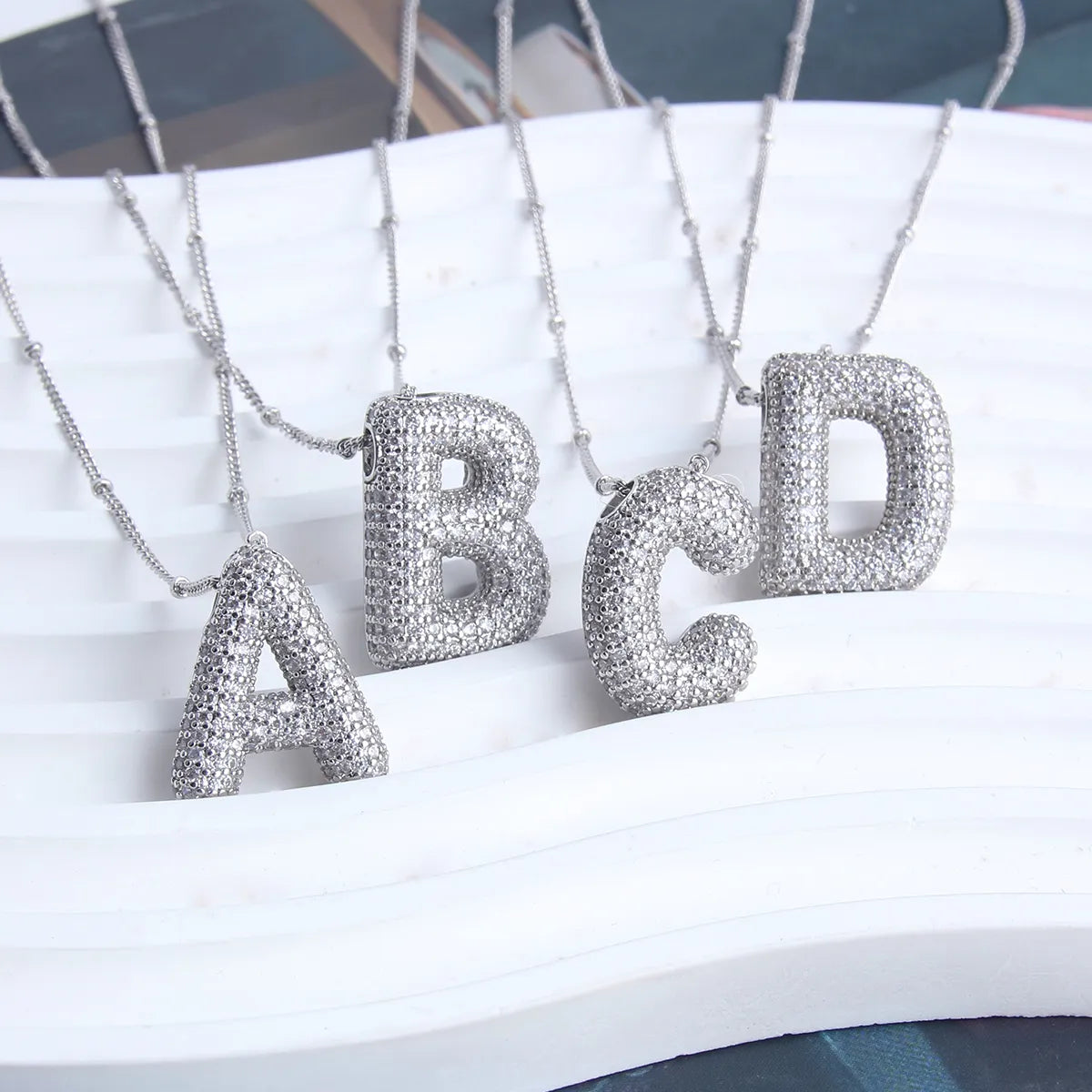 Komplet naszyjników Bubble letter initial | Białe złoto
