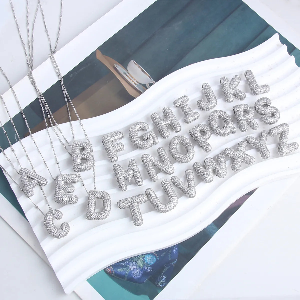 Komplet naszyjników Bubble letter initial | Białe złoto