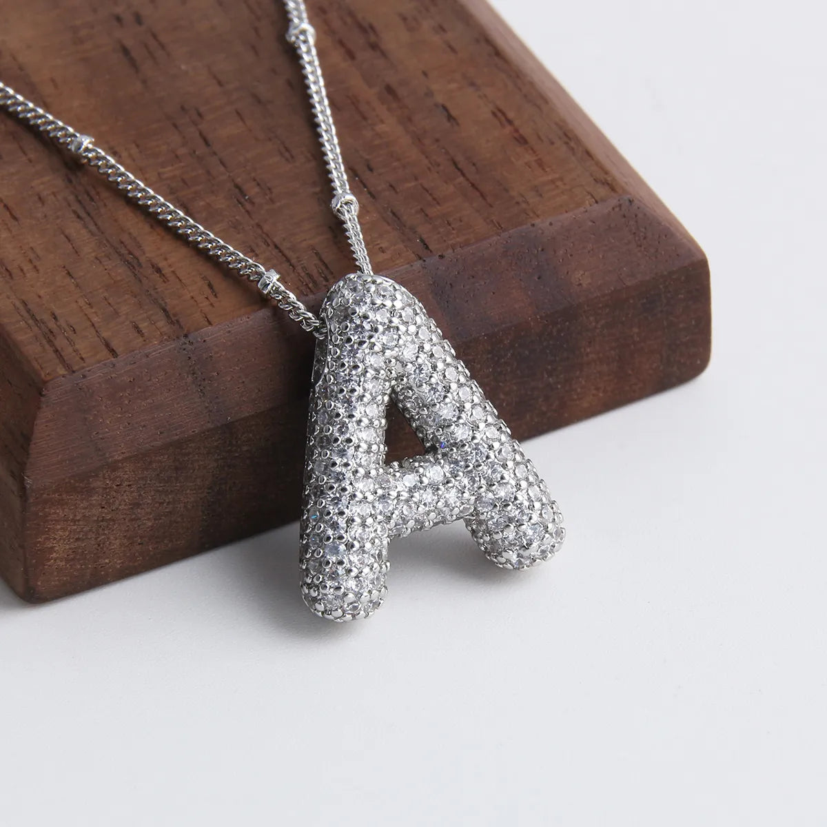 Komplet naszyjników Bubble letter initial | Białe złoto