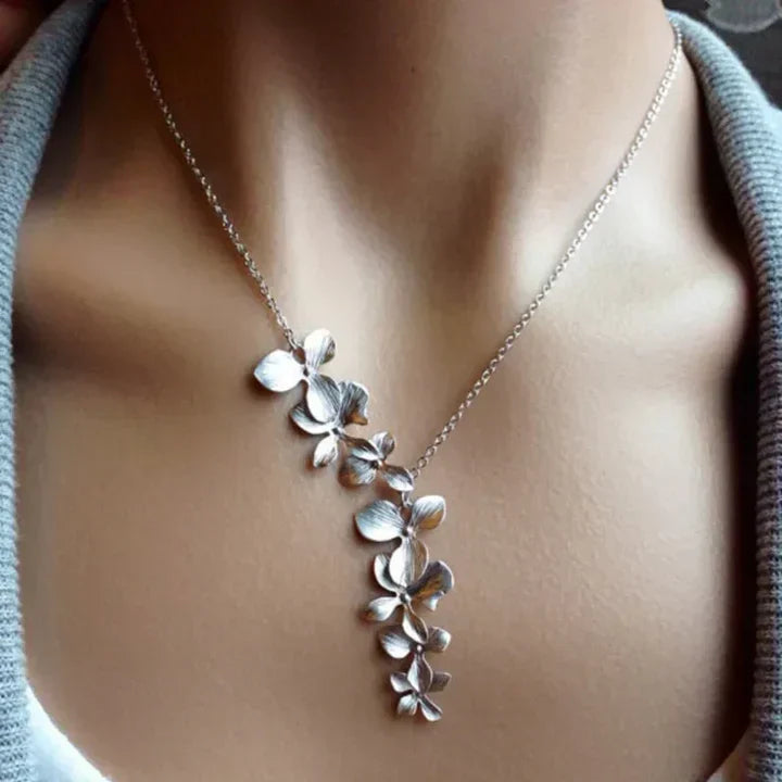 Naszyjnik srebrny Petals Charm | Białe złoto